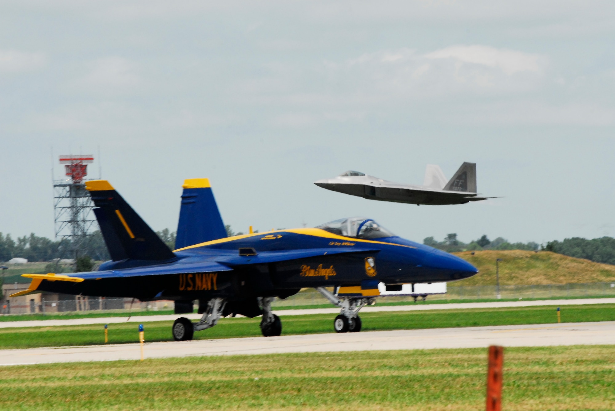 SIOUX FALLS, S.D. -- An F-22 Raptor takes off  during the 2009 Sioux Falls Airshow.  (U.S. Air Force photo by Staff Sgt. Quinton Young)