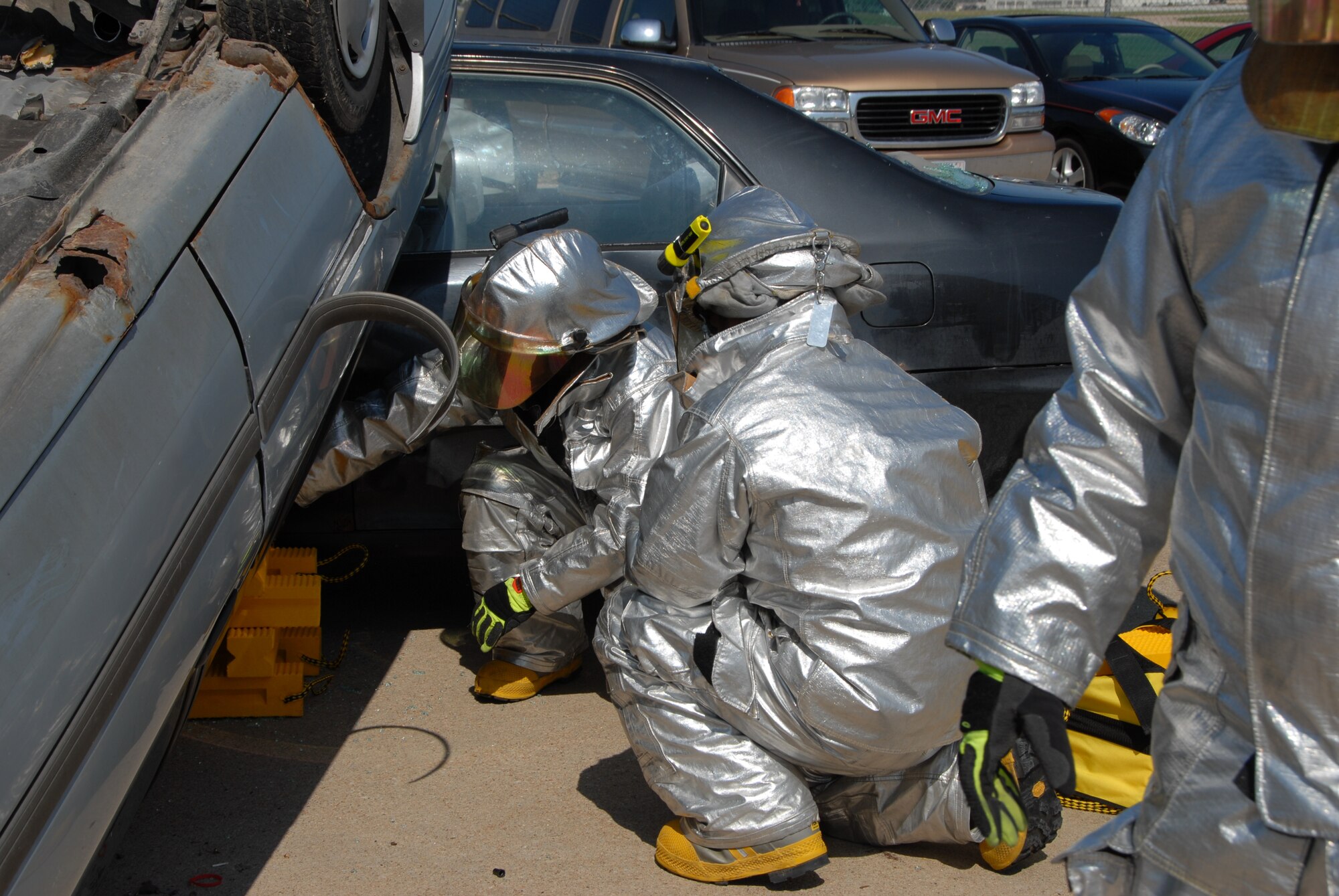 U.S. Air Force Airman 1st Class Nicholas Moore assists Staff Sgt. Ryan Buck, 155th Civil Engineer Squadron firefighters, in stabilizing a simulated wrecked automobile with cribbing during vehicle extrication training in Lincoln, Neb., Aug. 1, 2009. Unit firefighters participate in an annual vehicle extrication exercise to gain knowledge and improve skills to save lives from wrecked autos for the Nebraska Air National Guard. (U.S. Air Force photo by Master Sgt. Vernon Moore/Released)
