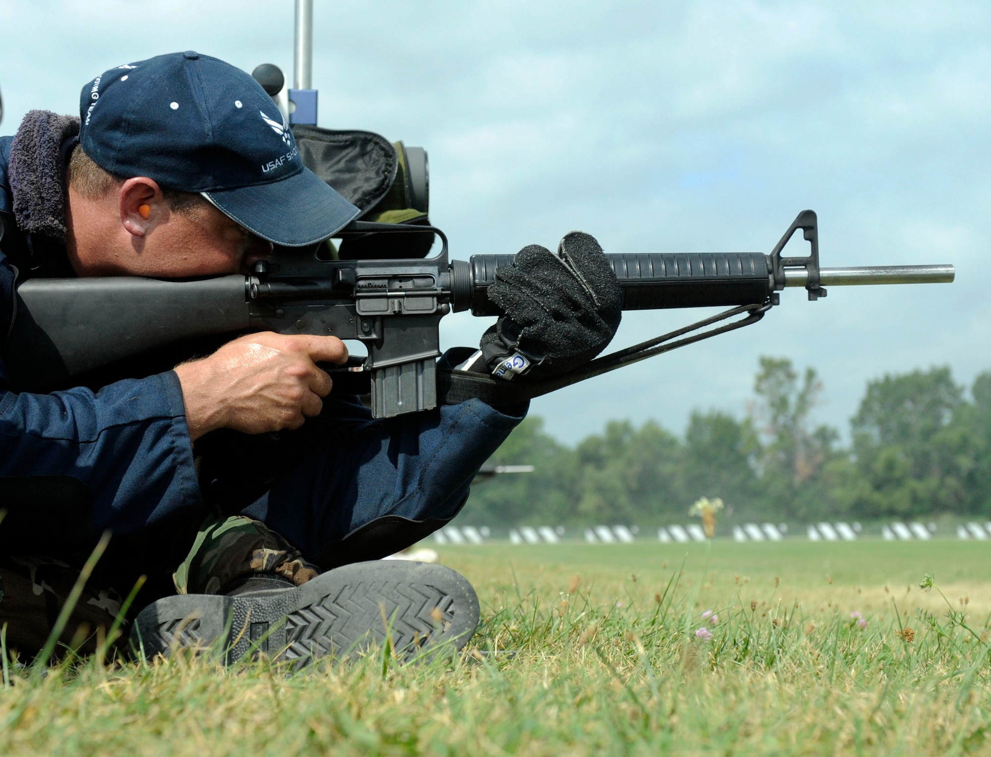 Master Sgt. Matthew Griffin, a member of the U.S. Air Force Shooting Team, prepares to fire at his target from the seated position during the 200-meter portion of the high power rifle competition of the 2009 National Rifle and Pistol Championships at Camp Perry, Ohio. Sergeant Griffin is a Reservist from the 934th Airlift Wing at the Minneapolis Air Reserve Station, Minneapolis, Minn. (U.S. Air Force photo/Staff Sgt. Matthew Bates) 