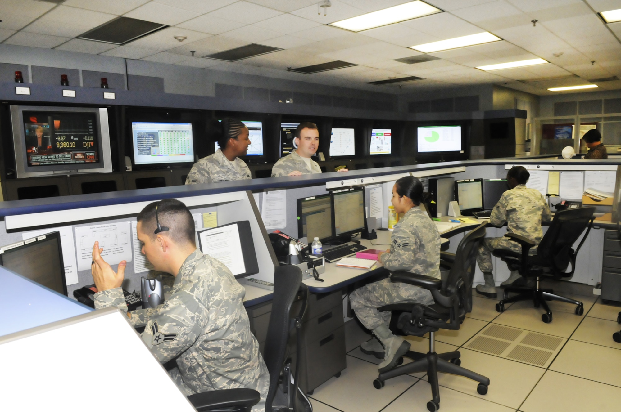 A1C Vanessa Devaul and SrA David Hart hold a briefing in the Communication Focal Point area. U. S. Air Force photo by Sue Sapp
