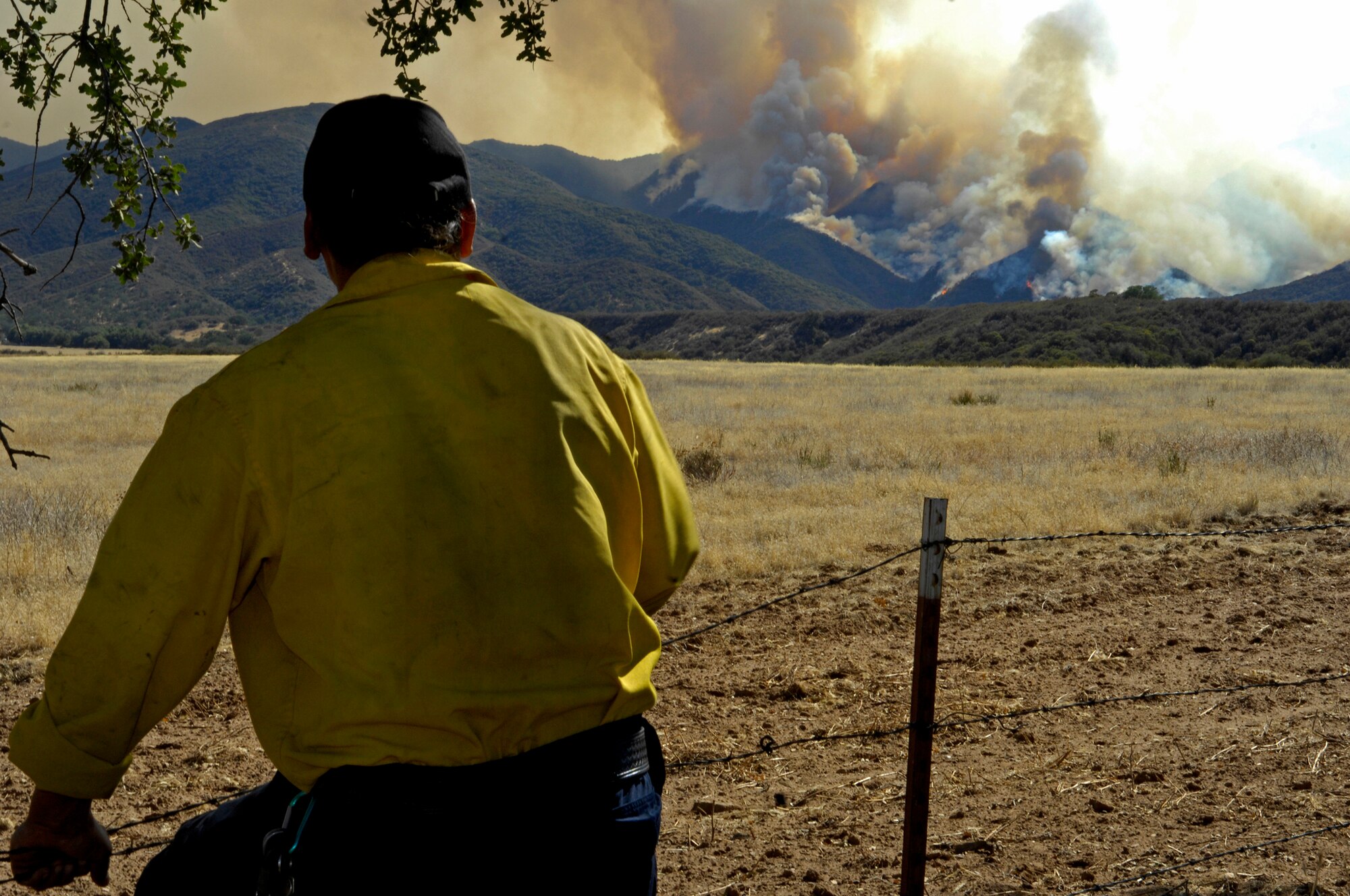 SANTA MARIA, Calif. – A firefighter looks on as the La Brea fire blazes through the hills of the Los Padres National Forest here Aug. 13. Vandenberg firefighters have responded to the fire in support of fire departments from around the state of California.(U.S. Air Force photo/Airman 1st Class Andrew Lee)