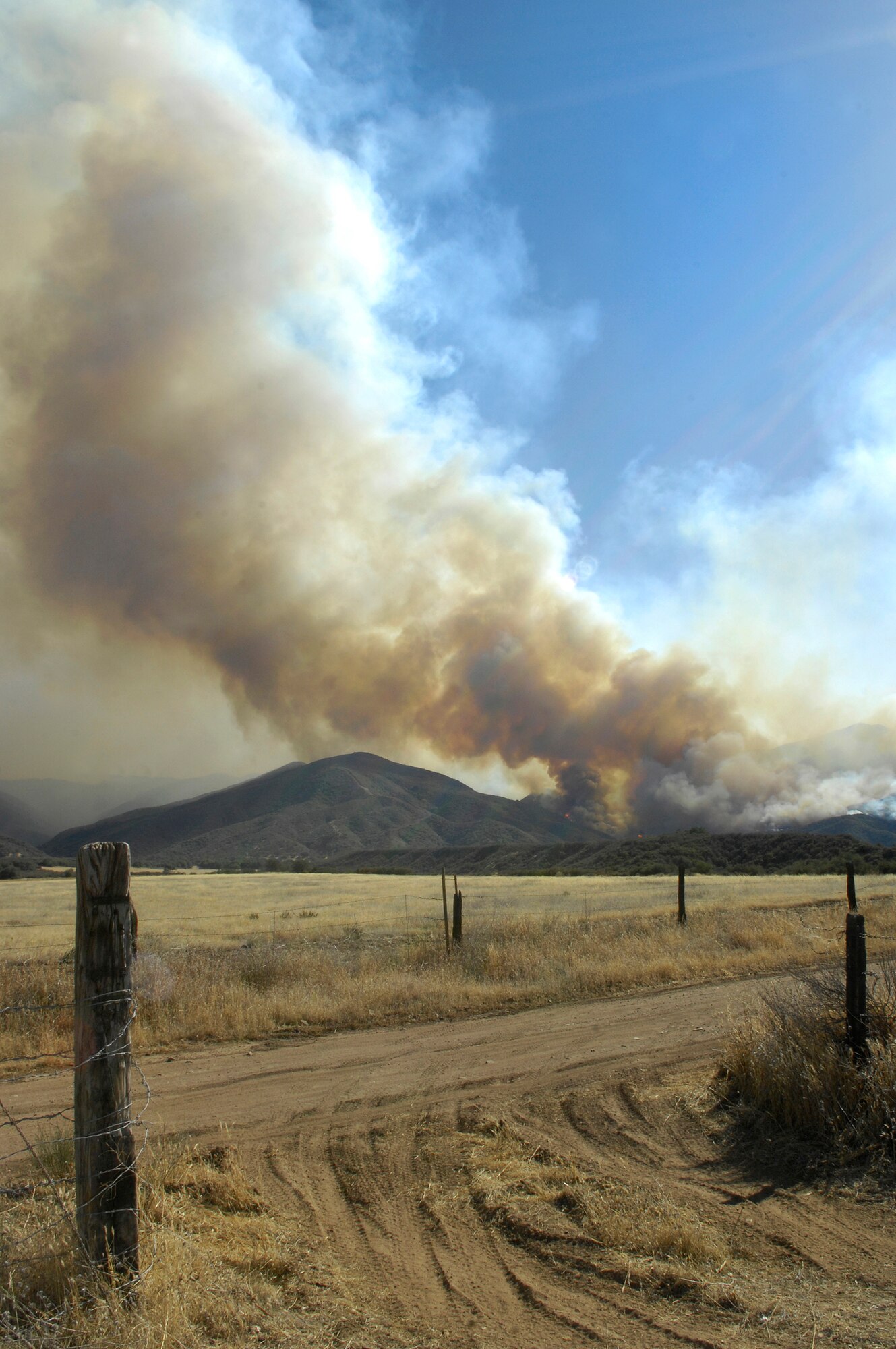 SANTA MARIA, Calif. --  The La Brea fire blazes through the hills of the Los Padres National Forest here Aug. 13. Vandenberg firefighters have responded to the fire in support of fire departments from California to Delaware. (U.S. Air Force photo/Airman 1st Class Andrew Lee)
