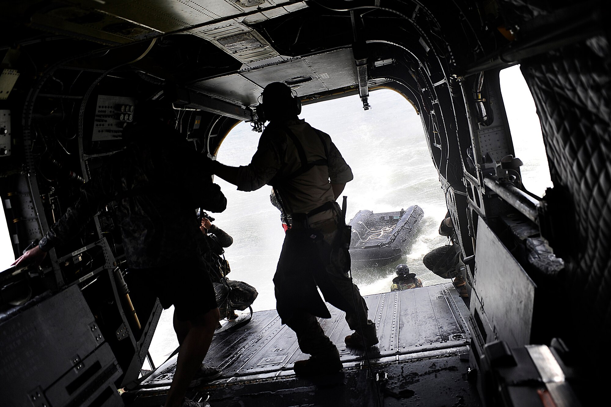 HURLBURT FIELD, FL -- U.S. Army Soldiers conduct a helo-cast from a CH-47 Chinook in the Gulf of Mexico Aug. 5. A helo-cast is a way for Soldiers to be stealthily inserted into a water-based objective. The Soldiers are taking part in a month-long joint operations and tactics course instructed by the 1st Special Operations Support Squadron joint liaison flight. The CH-47 is from Task Force 160th Special Operations Aviation Regiment, Fort Bragg, N.C.  (U.S. Air Force photo by Senior Airman Julianne Showalter) (RELEASED)
