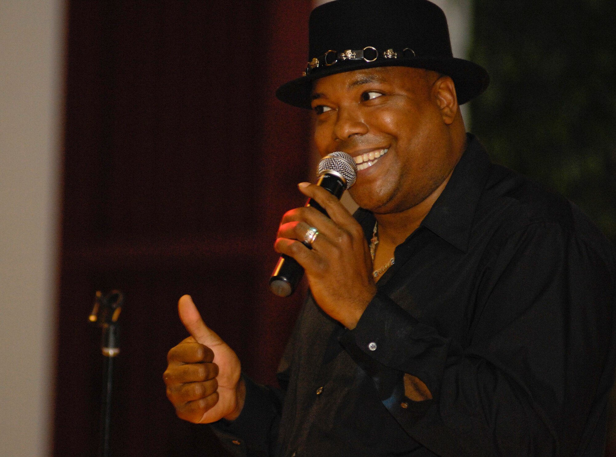 ELMENDORF AIR FORCE BASE, Alaska -- Stand-up comedian Kelly Williams entertains the audience at the Kashim Club Aug. 15. Williams spent five years in the Army before becoming a professional comedian. (U.S. Air Force photo/Senior Airman David Carbajal)