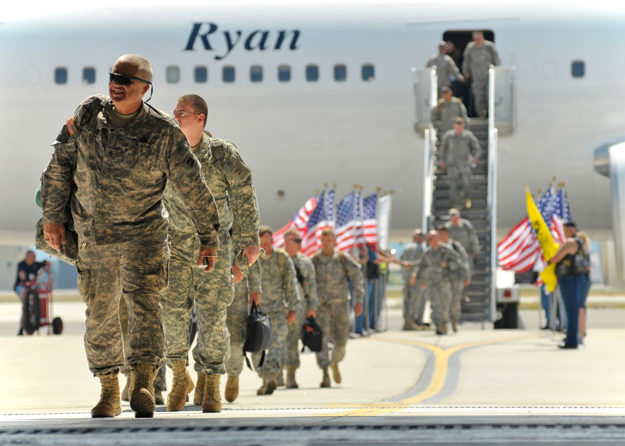 FAIRCHILD AIR FORCE BASE, Wash.–Soldiers with the Army National Guard 81st brigade disembark a plane returning from Iraq, here Aug 1. The unit redeployed from Iraq after a long deployment from Aug. 18, 2008, through Aug. 1, 2009. (U.S. Air Force photo / Staff Sgt. Anthony Enomoratto)  