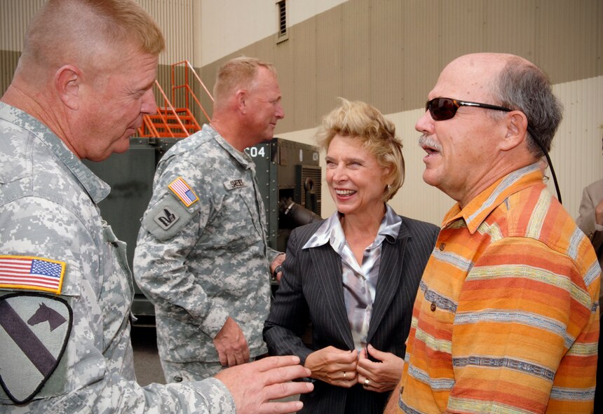 FAIRCHILD AIR FORCE BASE, Wash.–Gov. Chris Gregoire speaks with Army National Guard Soldiers about their time in Iraq after redeployment geared at minimizing U.S. military presence in the region, here Aug. 1.  (U.S. Air Force photo / Staff Sgt. Chad Watkins)  