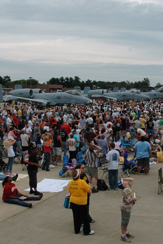 YOUNGSTOWN AIR RESERVE STATION, Ohio -- Air show visitors stare into the sky watching the aerial demonstrations at YARS "Thunder Over the Valley" Air Show and Open House, Aug. 8, 2009.  This free, public event attracted more than 65,000 visitors to the flightline of YARS Aug. 8 and 9, 2009. U.S. Air Force photo by Maj. Brent Davis 