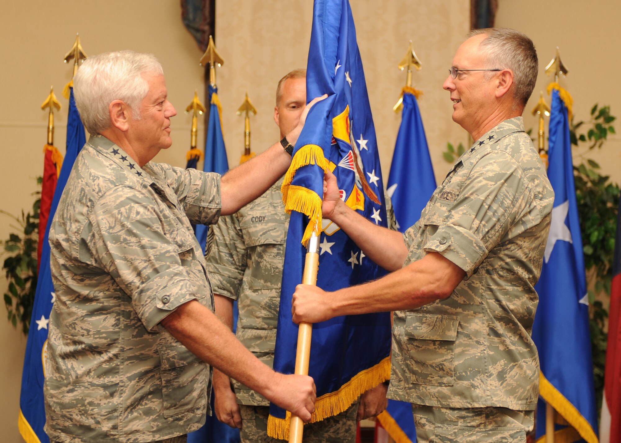 SCOTT AIR FORCE BASE, Ill. --Lt. Gen. Robert R. Allardice (right) assumes
command of the 18th Air Force from Gen. Arthur J. Lichte, Air Mobility
Command commander, during the change of command ceremony at the Scott Club
Aug. 19. (U.S. Air Force courtesy photo)
