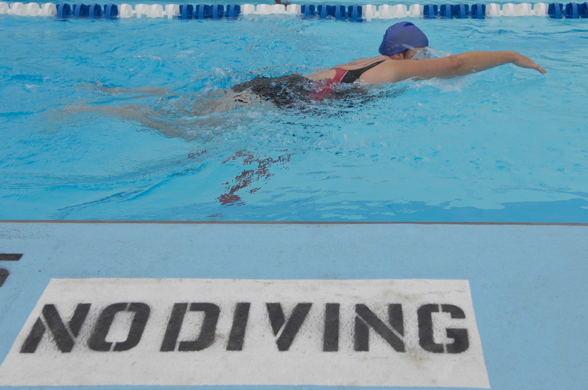 VANDENBERG AIR FORCE BASE, Calif. -- Working on her last lap, Diane Almodovar smoothly swims through the water during the 400-meter swim portion of Vandenberg's triathalon here Aug. 16. The triathalon also included a 20-kilometer bike ride and 5-kilometer run. (U.S. Air Force photo/Airman 1st Class Andrew Lee) 