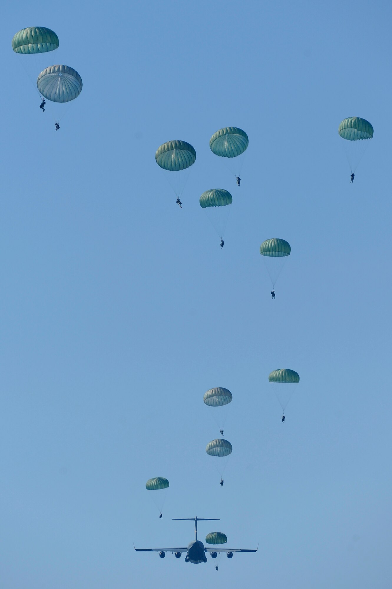 U.S. Army Rangers parachute from a C-17 Globemaster III McChord Air Force Base, Wash., over Ft. Benning, Ga., Aug. 3, 2009, during Ranger Rendezvous 2009. More than 1,000 Rangers assigned to four Ranger battalions from across the country participated in the mass tactical jump. (U.S. Air Force Photo/Senior Airman Jason Epley) 