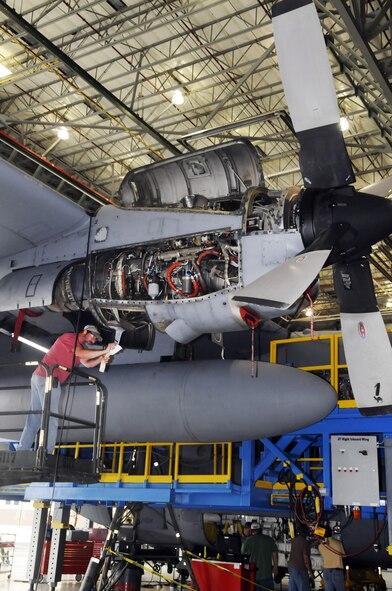 James Skipper works on the #4 engine of the C-130 undergoing HVM. (Air Force photo by Sue Sapp)