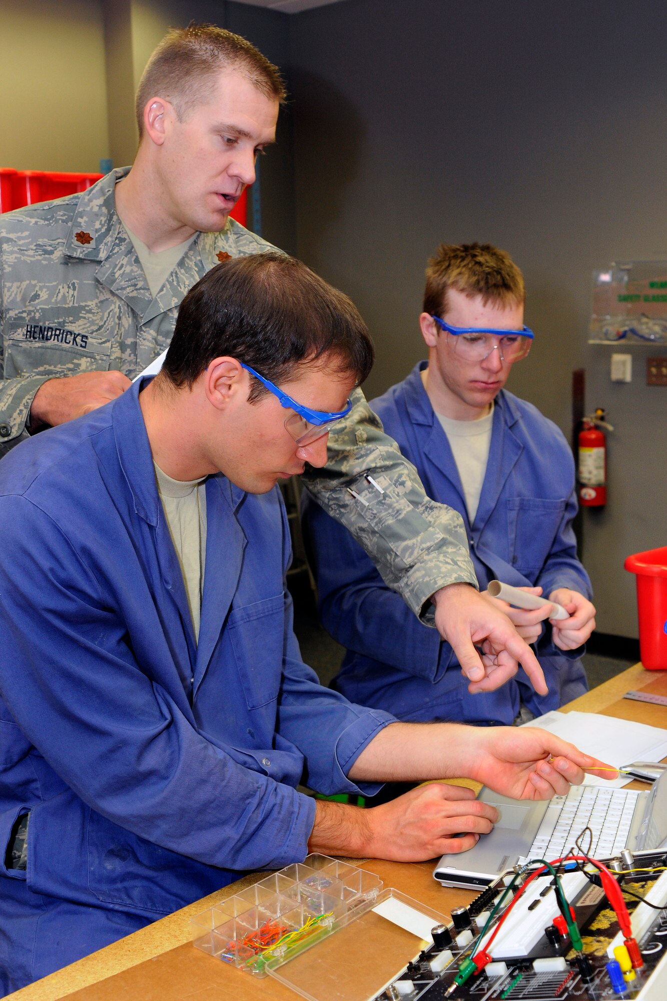 Maj. Steven Hendricks works with Class of 2012 Cadets Andrew Bolton and Michael Beaulieu on an Engineering 101 project at the U.S. Air Force Academy in Colorado Springs, Colo., Feb. 5, 2009. The Academy was recently ranked best undergraduate school in the Western United States by U.S. News and World Report magazine for the third straight year. Major Hendricks is an assistant professor for the Academy's Department of Mechanical Engineering. (U.S. Air Force photo/Dave Ahlschwede)