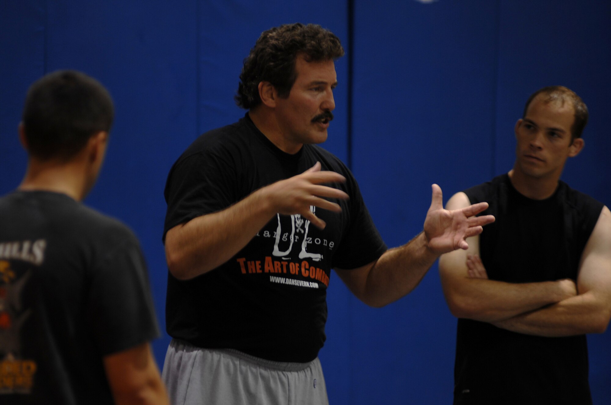 WHITEMAN AIR FORCE BASE, Mo. - Dan Severn, American mixed martial artist and professional wrestler, gives UFC tips and instruction about ultimate fighting to members of Team Whiteman Aug. 20. The class gave Airmen helpful tips in combat skills. Mr. Severn performed three different training sessions for Airmen and their families stationed at Whiteman. (U.S. Air Force photo/Senior Airman Kenny Holston)