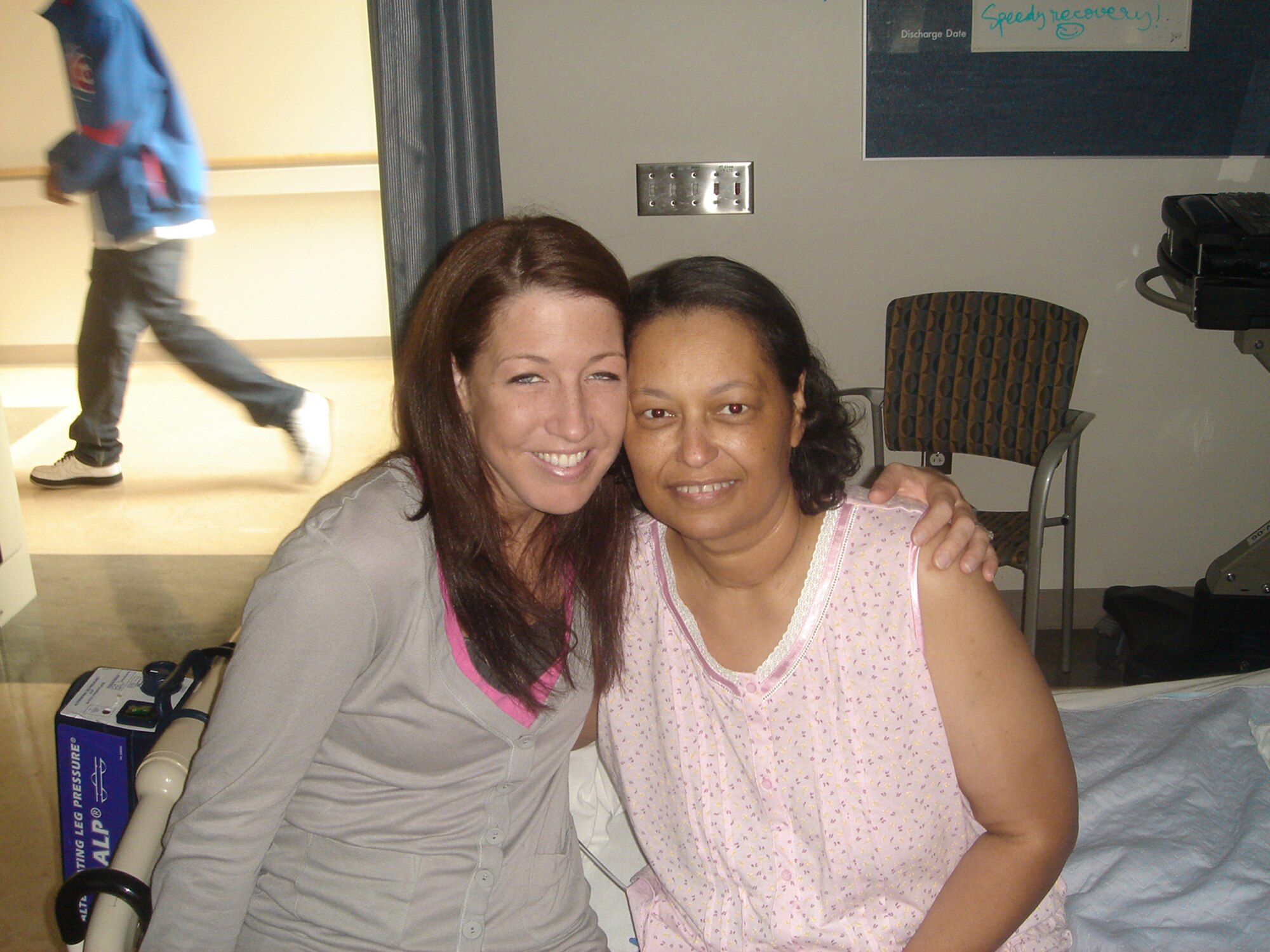 Master Sgt. Nicole Lanstrum (left), an intelligence analyst with the 612th Air Operations Center at Davis-Monthan Air Force Base, Ariz., gives Valinda Jones a hug after a successful kidney transplant between the two. Sergeant Lanstrum donated a kidney to Ms. Jones as part of a donor transplant chain. (Courtesy photo)