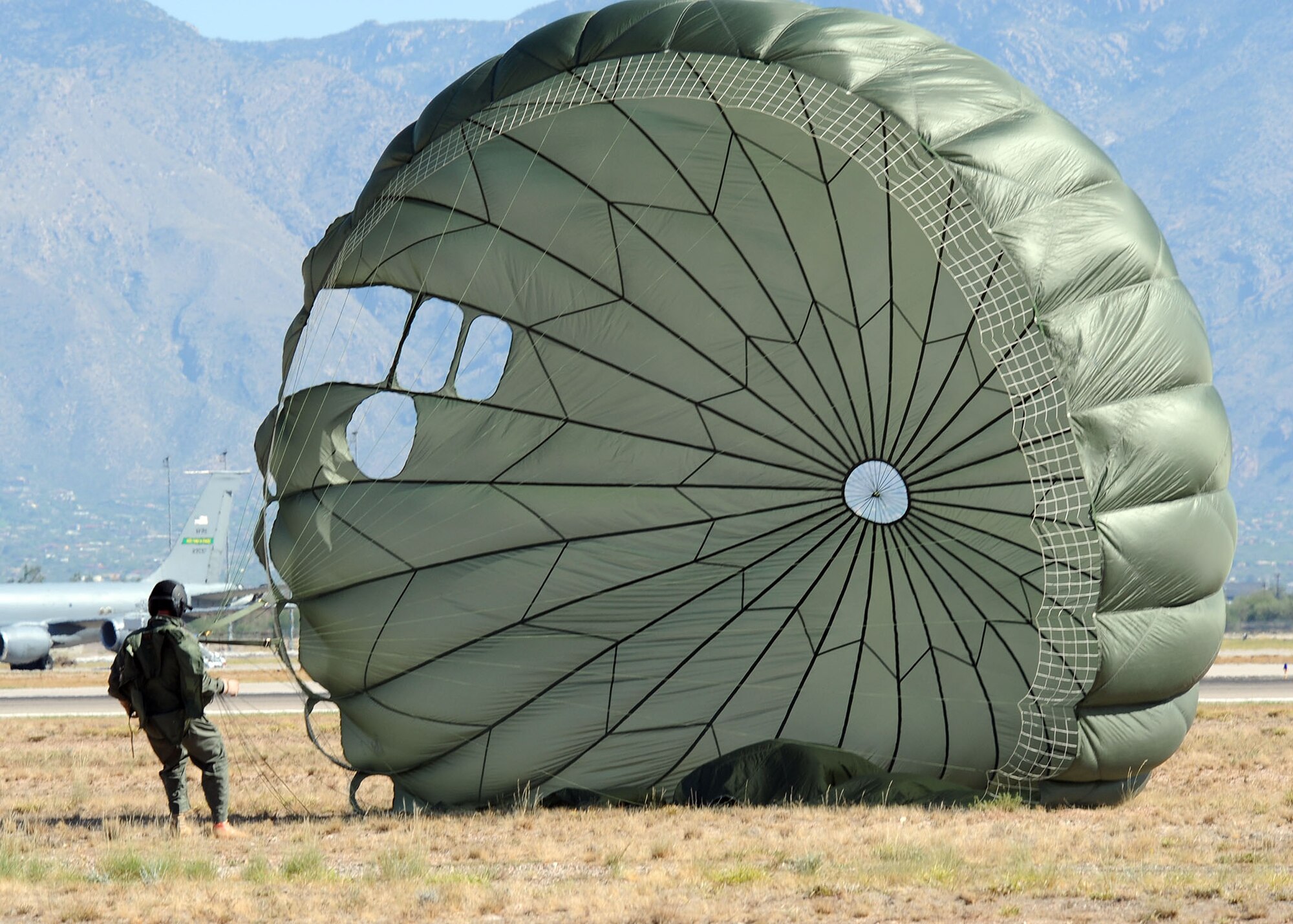 Master Sgt. Howard Smith, 306th Rescue Squadron, lands safely on the drop
zone at Davis-Monthan Air Force Base, Ariz., Aug. 15, 2009. Sergeant Smith
was participating with members of the 306th RS and the 79th Rescue Squadron
in the first multi-lift HC-130 airdrop here. Usually the members have to use
another facility to conduct the drops. They were able to accomplish seven
drops from different altitudes. ( U.S. Air Force Photo by:  Senior Airman
Jacqueline Romero)