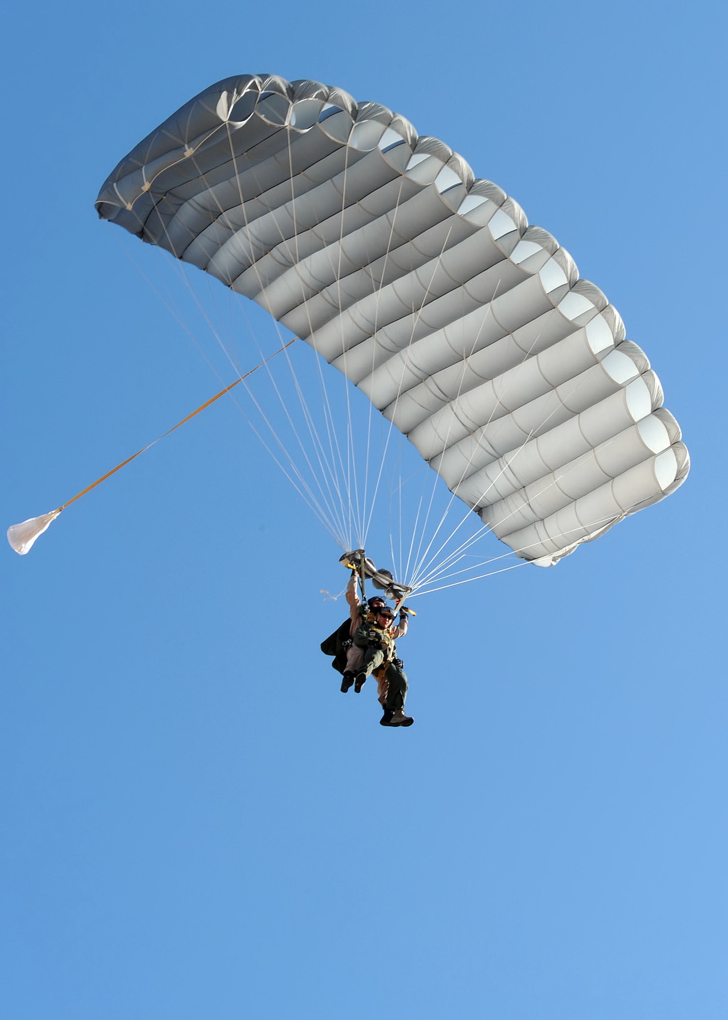 (left to right) Chief master sergeants James Sanchez and Chris Tellsworth,
306th Rescue Squadron, parachute to the drop zone at Davis-Monthan Air Force
Base, Ariz., Aug. 15, 2009.  The Airmen were participating with members of
the 79th Rescue Squadron in the first multi-lift HC-130 airdrop here.
Usually the members have to use another facility to conduct the drops. They
were able to accomplish seven drops from different altitudes.  ( U.S. Air
Force Photo by:  Senior Airman Jacqueline Romero)
