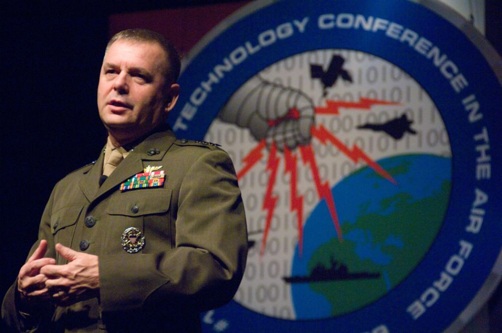 The modern warfighter has found “tremendous advantages in networking organizations,” Gen. James Cartwright, vice chairman of the Joint Chiefs, told more than 5,700 Air Force Information Technology Conference attendees. General Cartwright, Gen. Norton Schwartz, Air Force chief of staff, in addition to other keynote speakers addressed participants at the opening of the 2009 AFITC in Montgomery, Ala., Aug. 24. The three-day conference ends Aug. 27. (U.S. Air Force photo/Melanie Rodgers Cox)