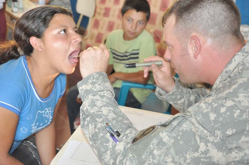 SAN FERNANDO, El Salvador – Cpl. Jason Padgett, Medical Element medic, Joint Task Force-Bravo, examines a Salvadoran patient during a Medical Training Exercise here Aug. 25. During the two-day MEDRETE, a combined U.S. and Salvadoran team provide free medical care to those most in need. In the MEDRETE’s first day, the medical team treated 364 Salvadoran patients (U.S. Air Force photo/1st Lt. Jennifer Richard).