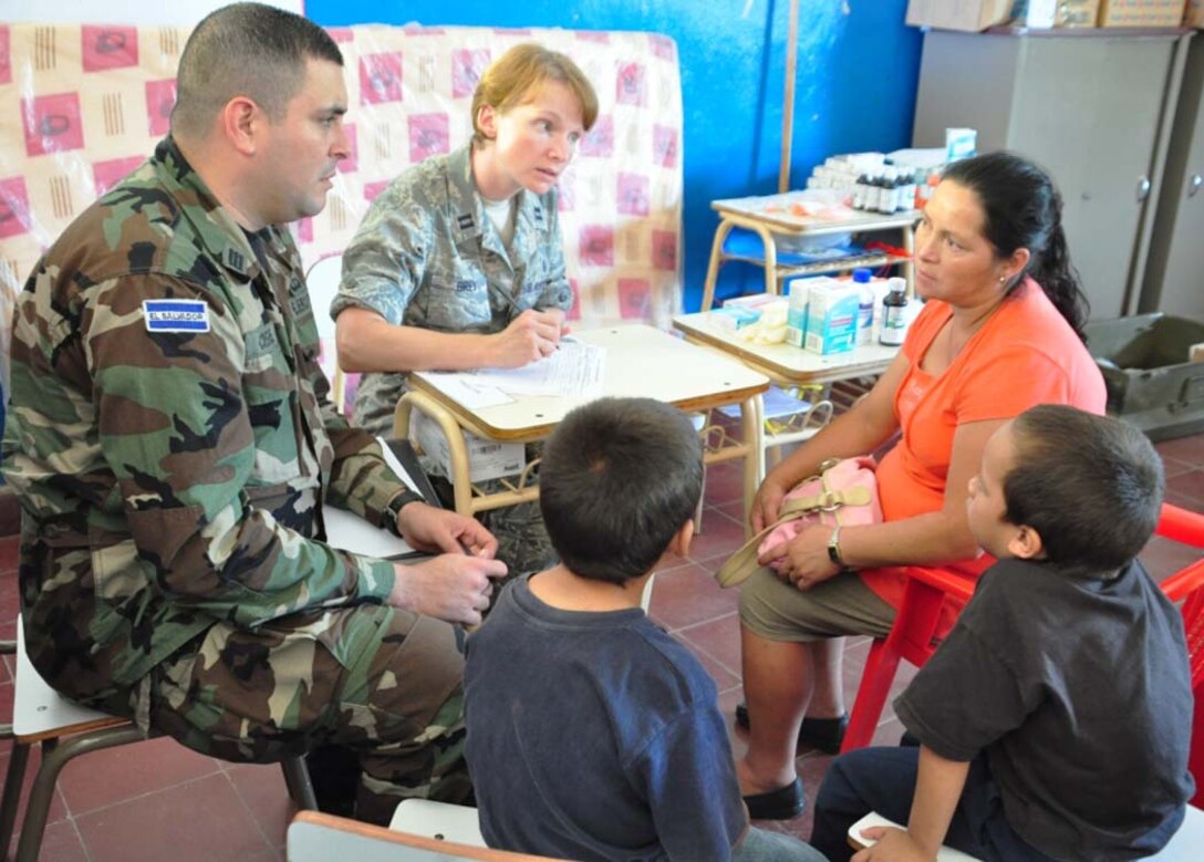 SAN FERNANDO, El Salvador – Capt. Ernesto Cristales, translator from the Salvadoran army, and Air Force Capt. Krista Grey, Medical Element registered nurse, Joint Task Force-Bravo, discuss symptoms with Salvadoran patients during a Medical Readiness Training Exercise here Aug. 25. During the two-day MEDRETE, a combined U.S. and Salvadoran team provides free medical care to the members of the village. In the MEDRETE’s first day, the medical team treated 364 Salvadoran patients (U.S. Air Force photo/1st Lt. Jennifer Richard).