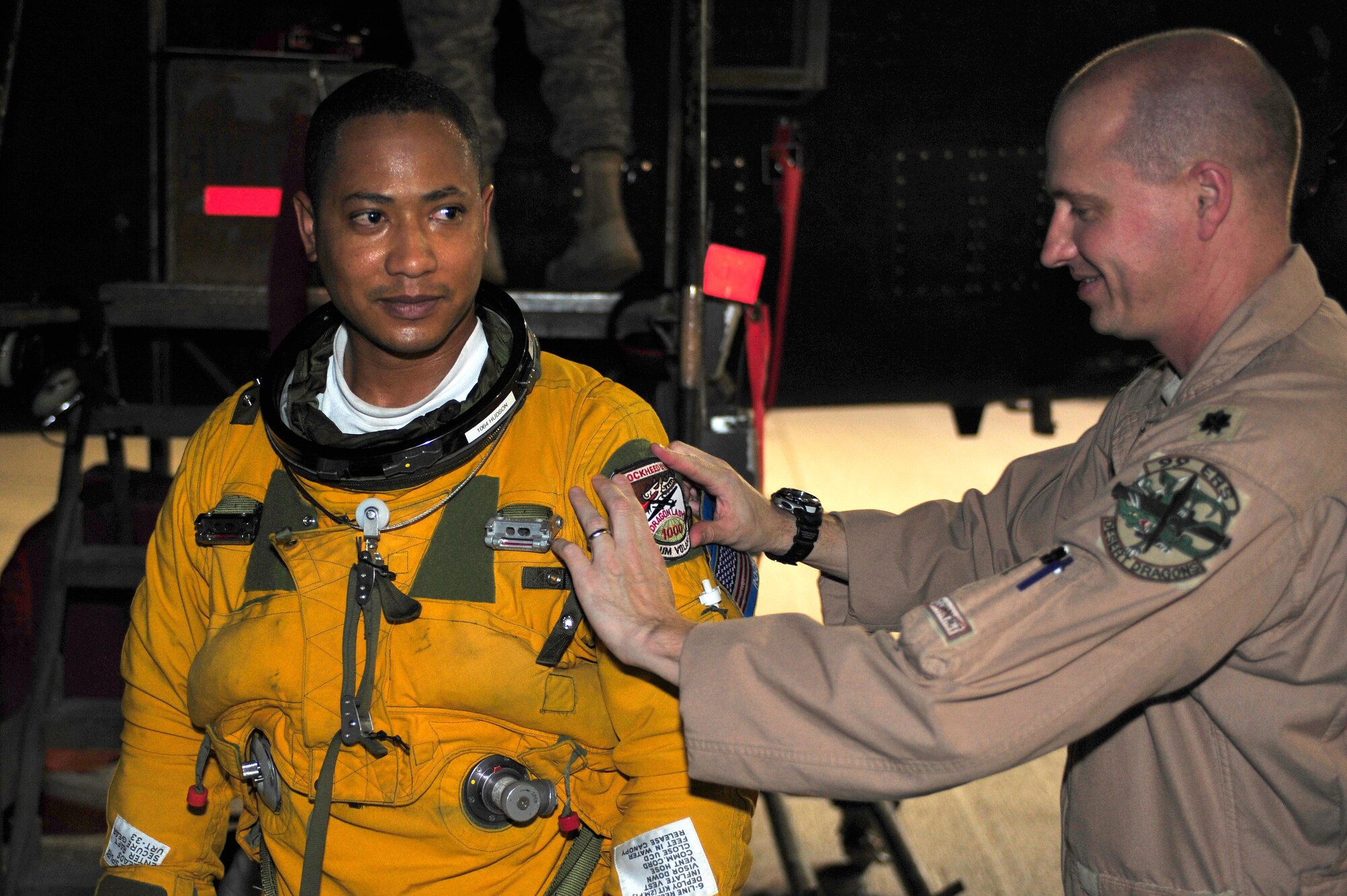 SOUTHWEST ASIA -Maj. Patrick Hudson, 99th Expeditionary Reconnaissance
Squadron, completes 1000 hours of flight in the U-2 and is presented a
commemorative patch upon landing Aug. 24. Major Hudson is deployed from
Beale AFB, Calif., and was raised in Fayette, Miss. (U.S. Air Force
photo/Tech. Sgt. Charles Larkin Sr)