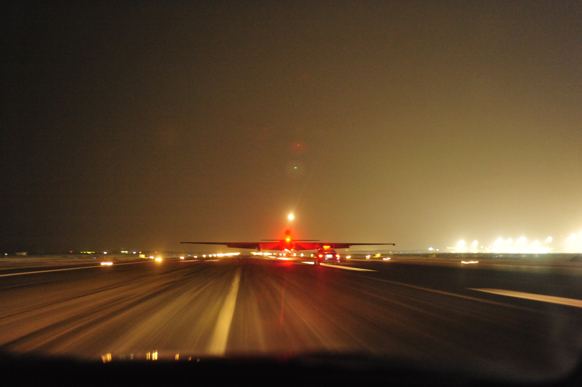 SOUTHWEST ASIA -A U-2 aircraft from the 99th Expeditionary Reconnaissance
Squadron, lands after a night mission Aug. 21. The U-2 is a high-altitude,
all-weather surveillance and reconnaissance aircraft routinely flown at
altitudes over 70,000 feet. (U.S. Air Force photo/Tech. Sgt. Charles Larkin
Sr)