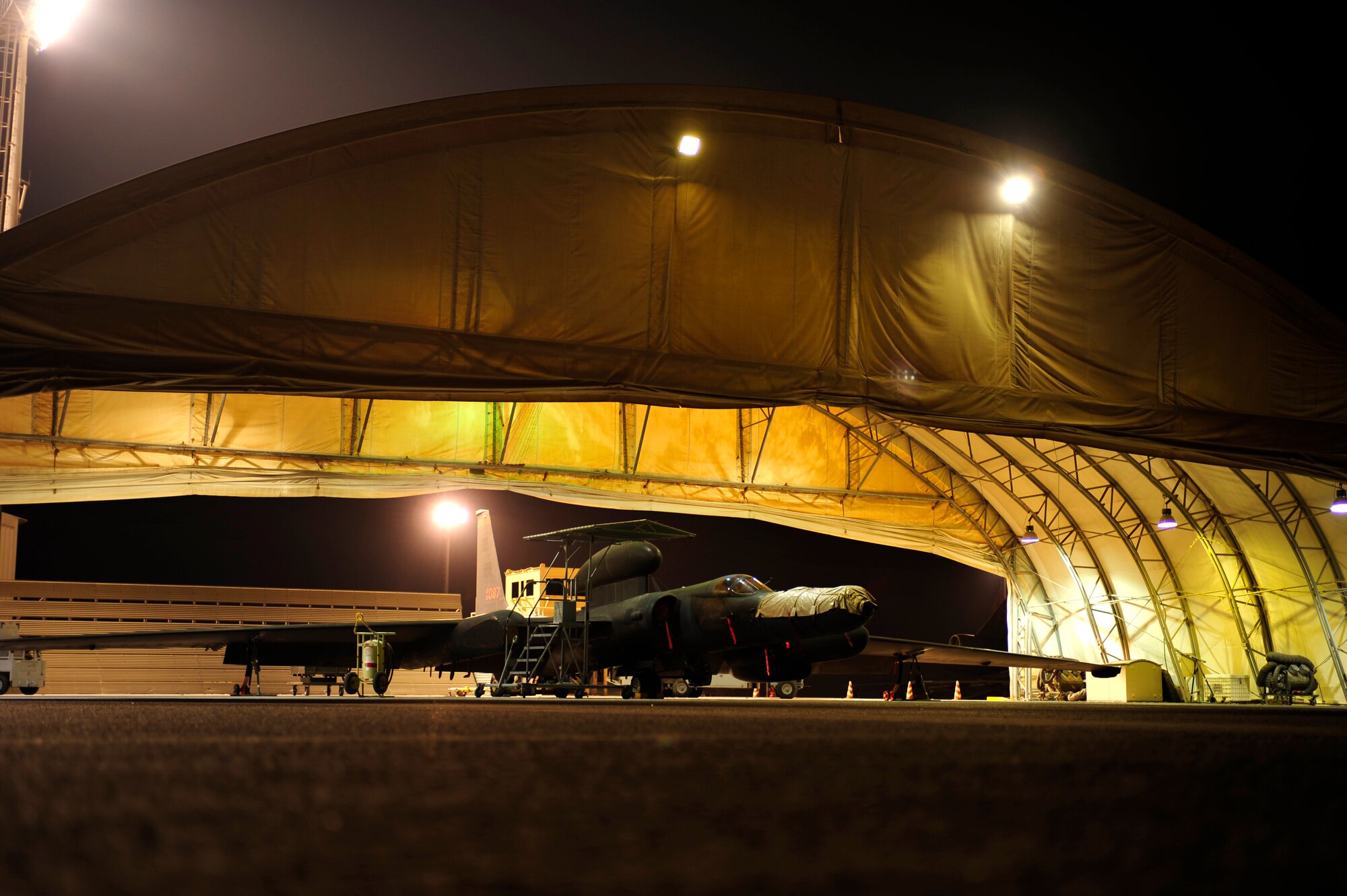 SOUTHWEST ASIA -A U-2 aircraft from the 99th Expeditionary Reconnaissance
Squadron, awaits the next mission Aug. 21. The U-2 is a high-altitude,
all-weather surveillance and reconnaissance aircraft routinely flown at
altitudes over 70,000 feet. (U.S. Air Force photo/Tech. Sgt. Charles Larkin
Sr)
