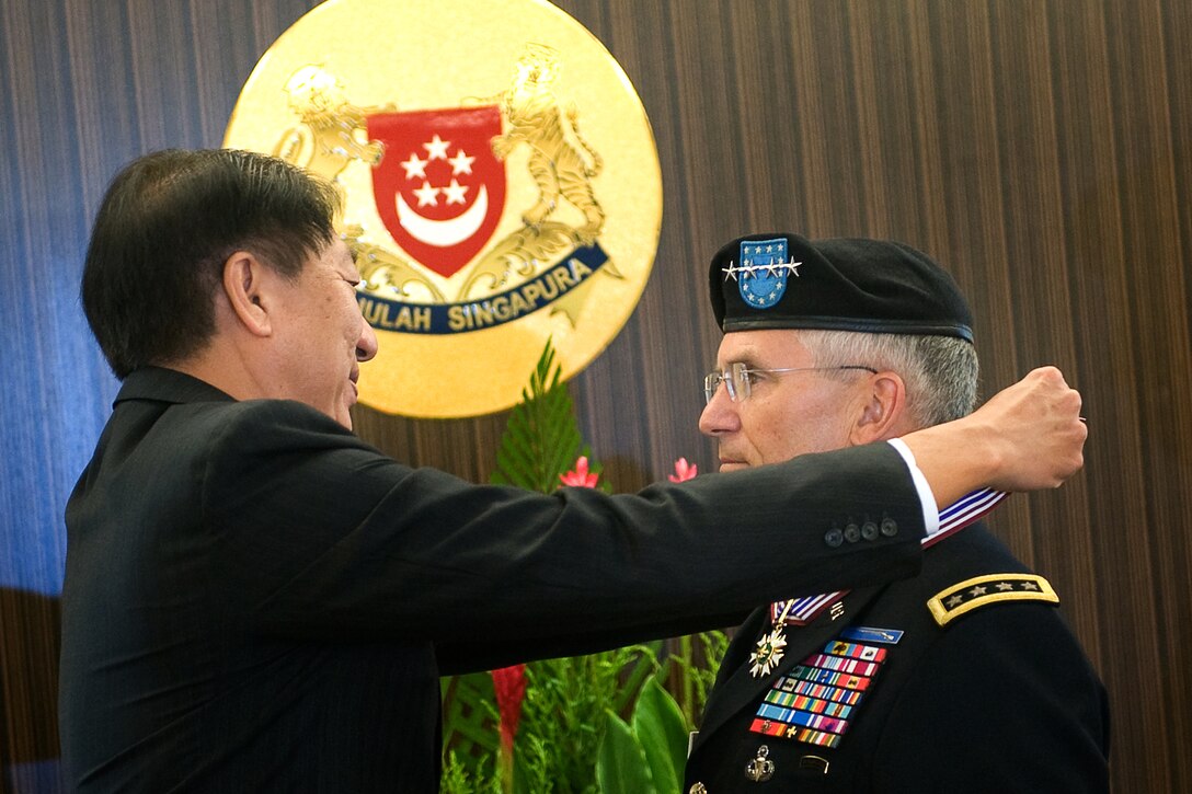 Teo Chee Hean, minister of defense, left, awards Singapore's Meritorious Service Medal to U.S. Army Gen. George W. Casey Jr., Army chief of staff, Aug. 26, 2009.