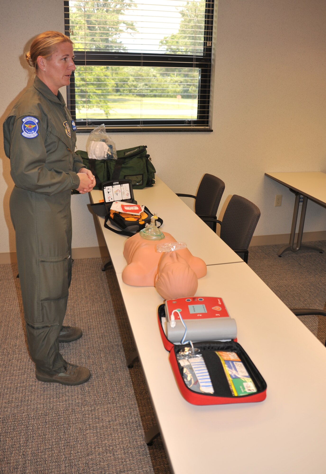 An Aeromedical Evacuation Squadron specialist uses Air Force Reserve training to explain to civilians how to give first aid properly, during a special class held recently.  (U.S. Air Force photo/Maj. Stan Paregien)