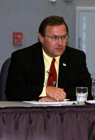 Retired Lt. Col. Scott Hente talks about his experience in coordinating air refueling for Operations Desert Shield and Desert Storm in 1990-91 as part of the Tanker Living Legends Speaker Series on Aug. 28, 2009, at the Global Reach Planning Center at Scott Air Force Base Ill..  In total there were four panel members for the speaker series put on by Air Mobility Command. (U.S. Air Force Photo/Tech. Sgt. Scott T. Sturkol) 