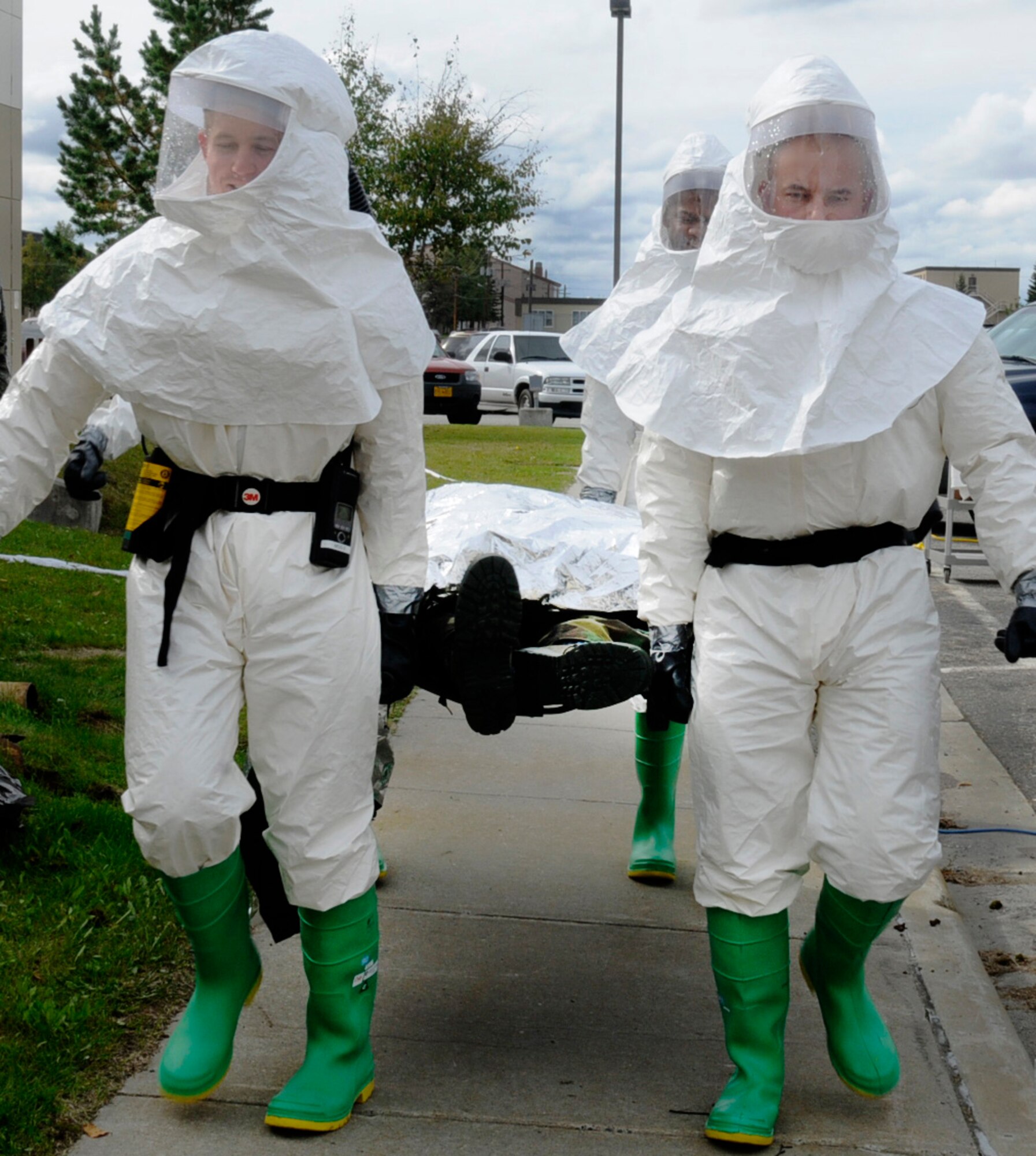 Airmen assigned to the 354th Medical Group litter carry an Airman into the clinic during an emergency management exercise Aug. 26, 2009, at Eielson Air Force Base, Alaska. The exercise tested Airmen's skills handling various emergency situations. (U.S. Air Force photo/Airman 1st Class Laura Goodgame)