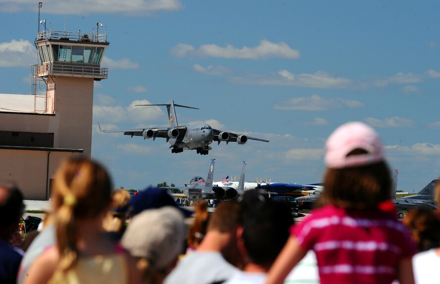 OFFUTT AIR FORCE BASE Neb. -- A C-17 Globemaster demonstrates its ability to land with less than 1,500 feet of runway during the 2009 Defenders of Freedom Open House and Air Show here Aug. 29 - 30. The C-17's ability to land with minimal distance allows it to utilize thousands of short air fields worldwide. U.S. Air Force Photo by Josh Plueger