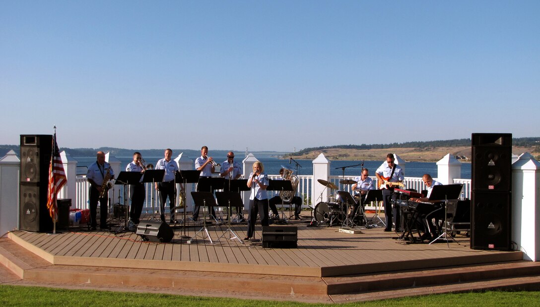 Travis Brass Rodeo 2009... Travis Brass performs a public concert near Seattle, WA during Rodeo.  (Photo by Major Keith Bland)