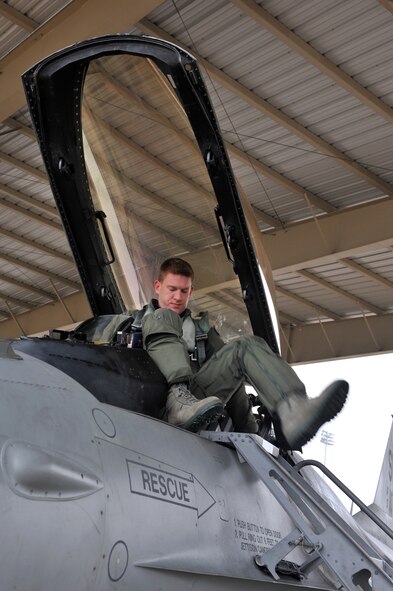 SHAW AIR FORCE BASE, S.C. -- Captain Paul Doughty of the 77th Fighter Squadron climbs into his F16 prior to takeoff during an operational readiness exercise. The 20th Fighter Wing conducts Phase I OREs to practice deploying. (U.S. Air Force photo/Tech. Sgt. Josef Cole)

