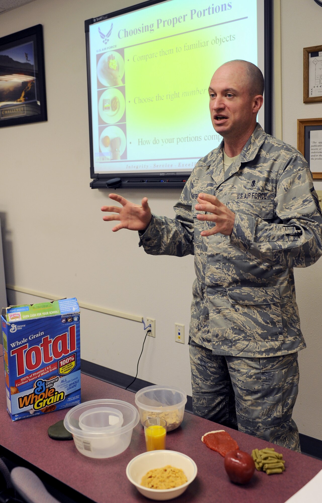 HOLLOMAN AIR FORCE BASE, N.M. -- Master Sgt.  Kevin Hartsock, 49 Medical Group Health and Wellness Center flight chief and nutrition program manager, shows Airmen healthy food portions during the weekly Healthy Living Program here Dec. 2. The Healthy Living program offers information to help Airmen learn about fitness, nutrition and behavioral health. (U.S. Air Force photo by Airman 1st Class Veronica Stamps)