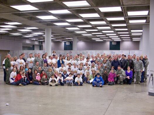 Over 100 volunteers comprised of members of the 148th Fighter Wing and their families gathered on Thanksgiving morning to help with the Thanksgiving Day buffet and meal delivery Nov. 26th, 2009 in Duluth, Minn.  The 148th has been participating in the event since 2005. 