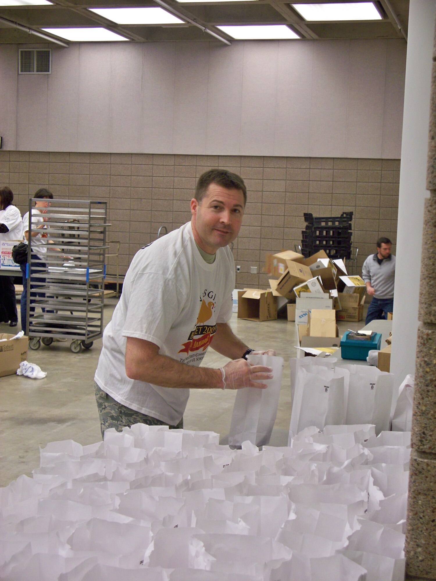 Senior Master Sgt. Jon Linvingston of the 148th Fighter Wing packs Thanksgiving Day bag lunches which will be delivered to less fourtunate members of the community on Nov. 26th, 2009 in Duluth, Minn. 