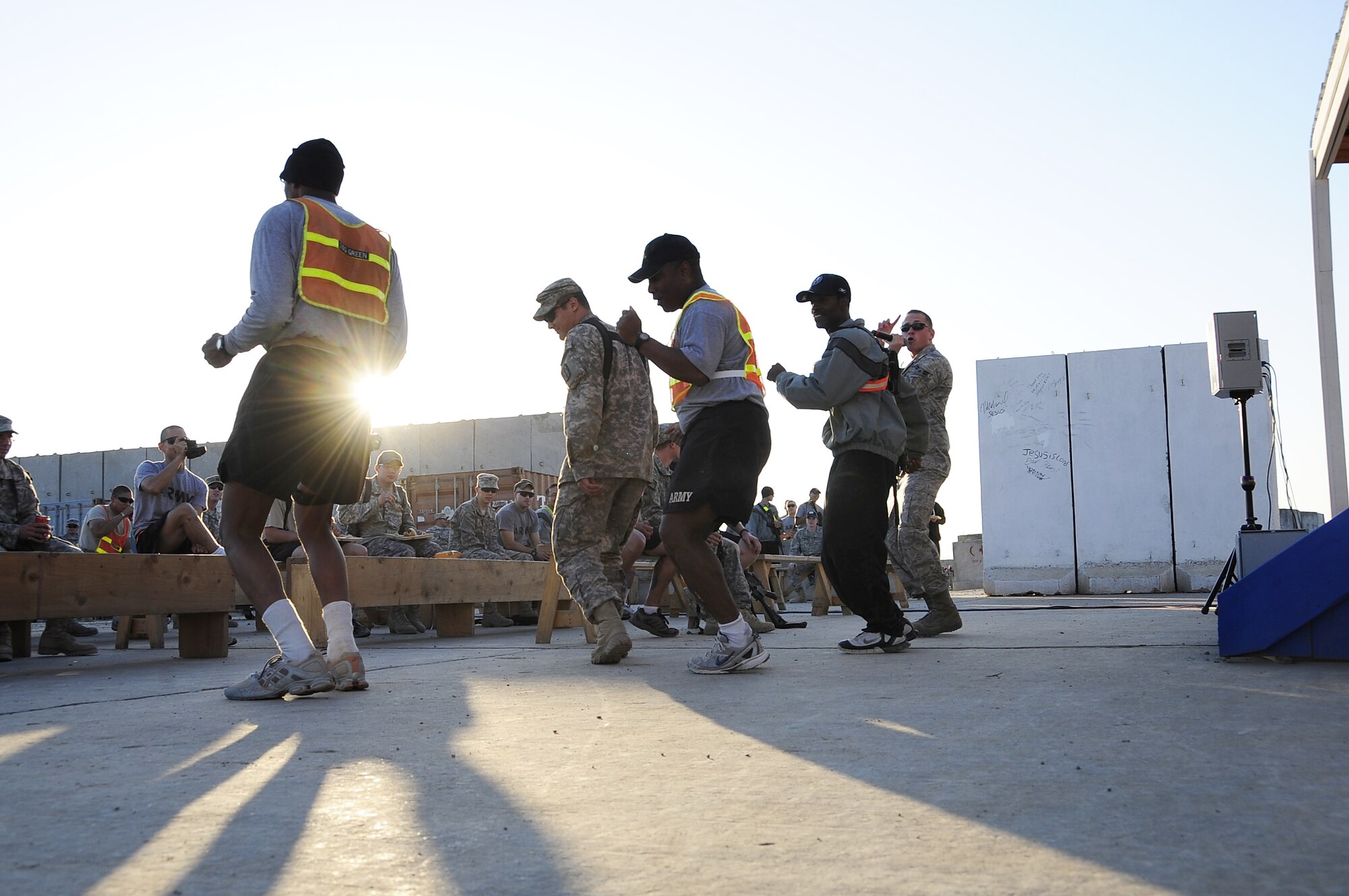 FORWARD OPERATING BASE HUNTER, Iraq -- United States Air Force members, Air Force Central Command rock band ‘Sirocco’, perform while U.S. Army members dance along to ‘The Cupid Shuffle’ here, Nov. 29, 2009. Sirocco entertained servicemembers and civilians at Ali Base, Contingency Operating Base Adder and Forward Operating Base Hunter, Iraq, over the Thanksgiving Day weekend. (U.S. Air Force photo/Senior Airman Tony R. Ritter) 