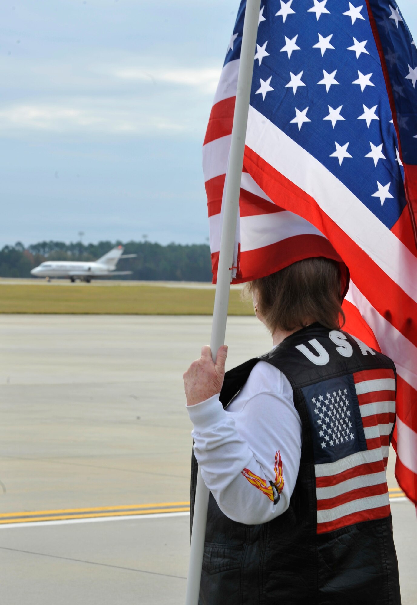MOODY AIR FORCE BASE, Ga. -- A member of the Patriot Guard Riders pays respect as the aircraft carrying Army Staff Sgt. Briand Williams, a fallen Soldier, arrives here Dec. 3. The Patriot Guard Riders are scheduled to escort Sergeant Williams to Fort Benning, Ga., where an open service will be held at 10 a.m. Dec. 4, at Kelley Mill Chapel at Fort Benning. (U.S. Air Force photo by Staff Sgt. Schelli Jones)