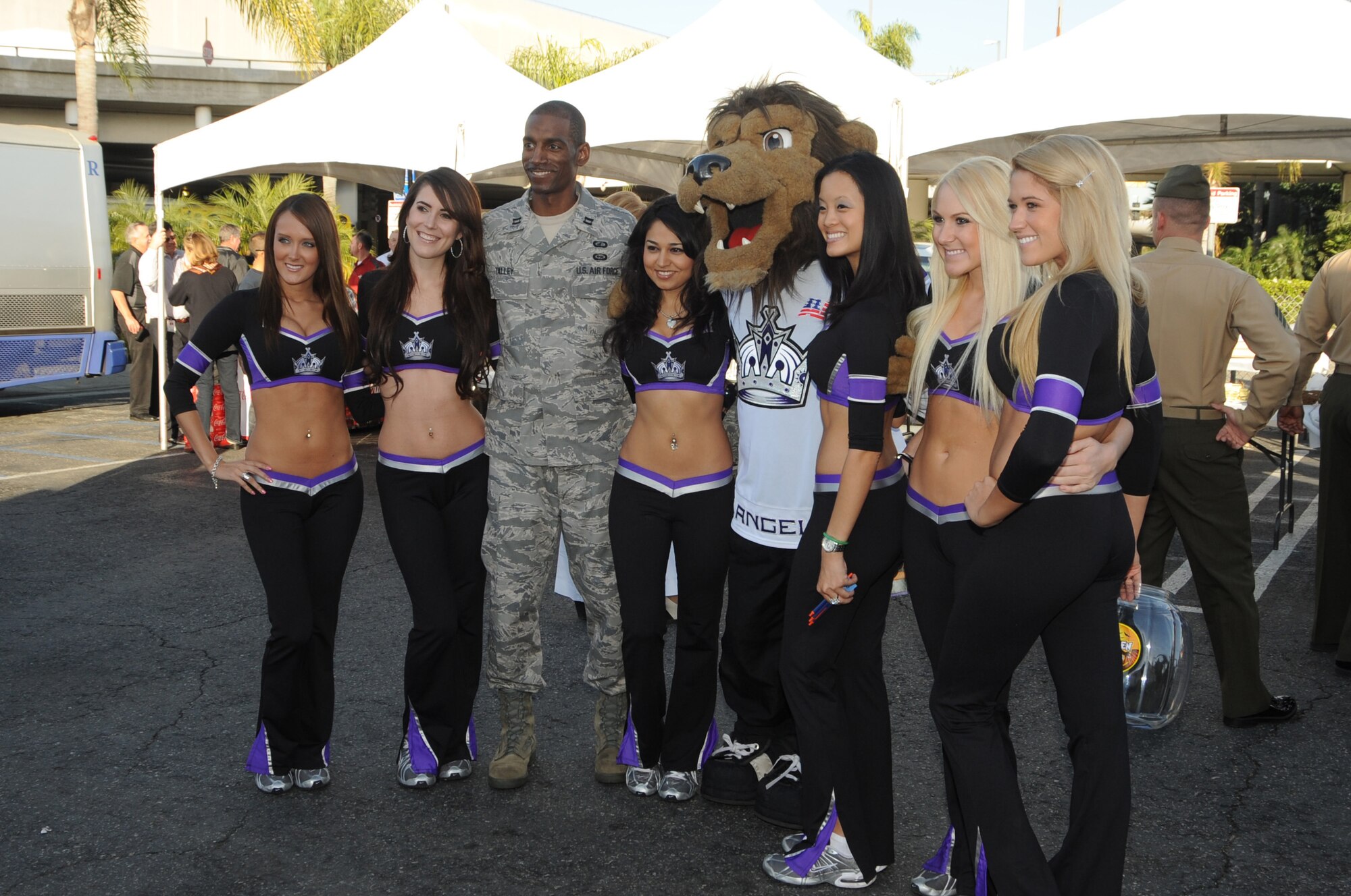 Capt. Edward Talley, Space Based Infrared Systems Wing, takes a moment to pose with LA Kings’ Ice Crew girls and mascot during the Bob Hope Hollywood USO's “Salute to Our Military Personnel” at the Los Angeles International Airport, Nov. 24.  Local and other military troops passing through LAX were treated to an afternoon of pre-Thanksgiving lunch and entertainment.  (Photo by Joe Juarez)