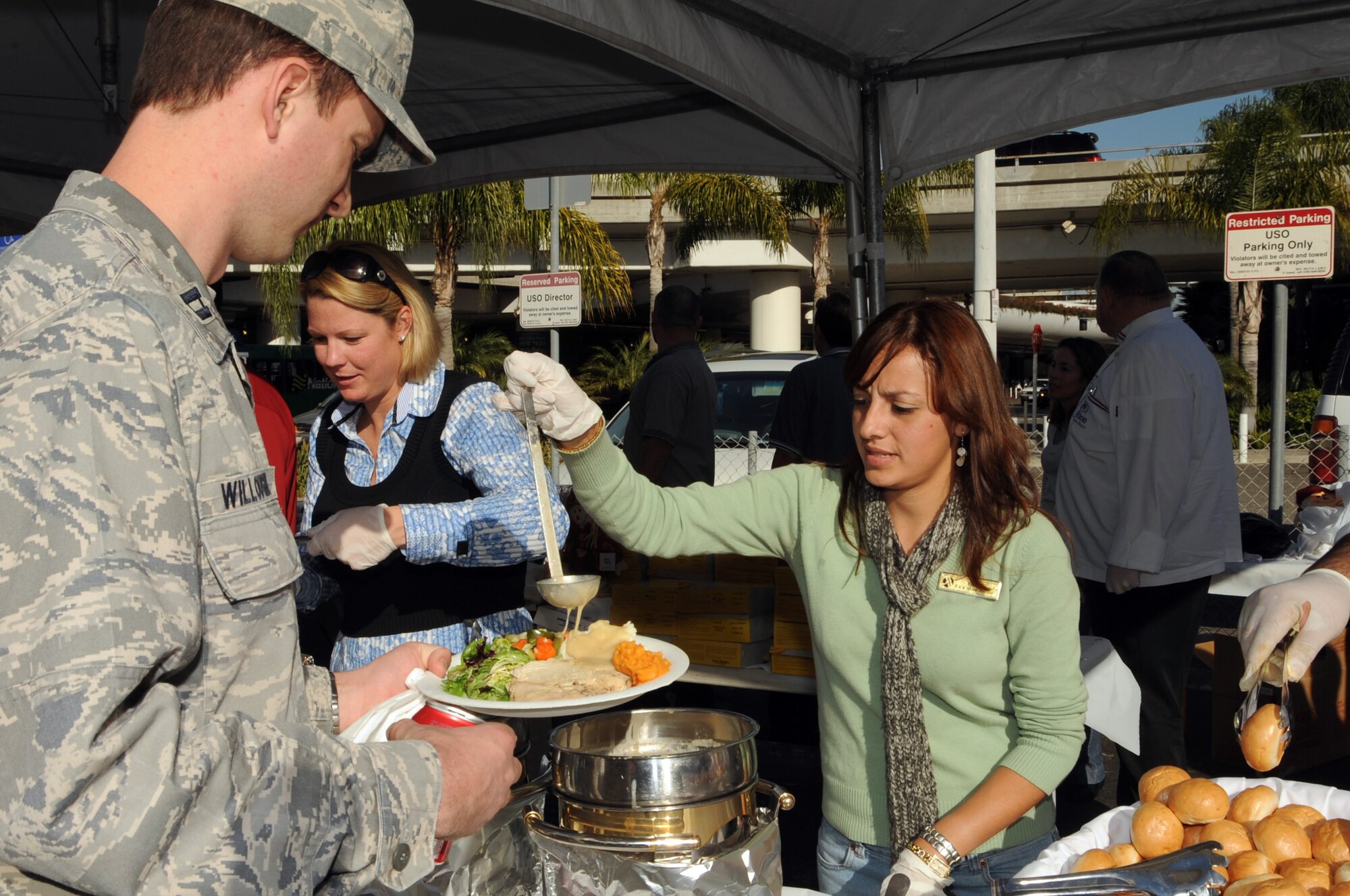 A member of the Air Force is served a free meal by a USO volunteer during the Bob Hope Hollywood USO's “Salute to Our Military Personnel” at Los Angeles International Airport, Nov. 24.  Local and other military troops passing through LAX were treated to an afternoon of pre-Thanksgiving lunch and entertainment.  (Photo by Joe Juarez)