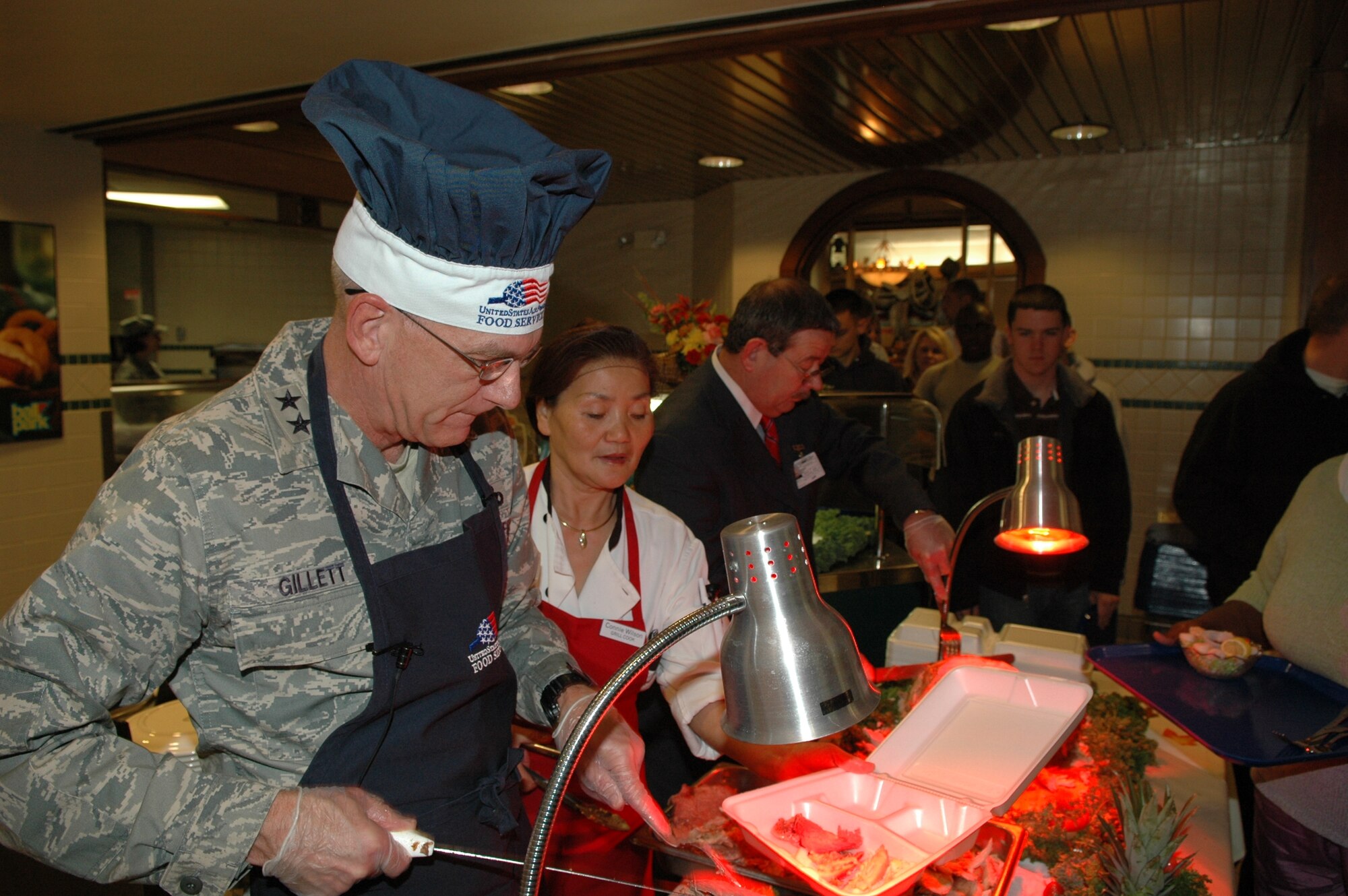 Maj. Gen. David Gillett, Oklahoma City Air Logistics Center commander, along with other Tinker commanders, chief master sergeants and first sergeants served a Thanksgiving meal to hundreds of diners at a Tinker dining facility on the holiday. Serving the meal is a yearly tradition for base leadership. (Air Force photo by Kathy Paine)