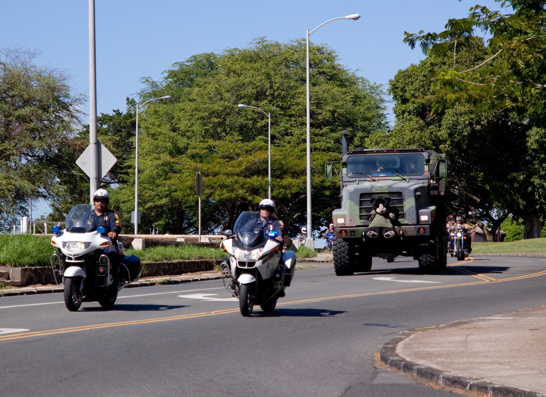 Honolulu solo bike officers lead the 2009 Street Bikers United Toy Run to Kapiolani Community College Dec. 6. More than 6,500 bikers participated in the ride to support the Marine Corps Reserve's Toys for Tots program.