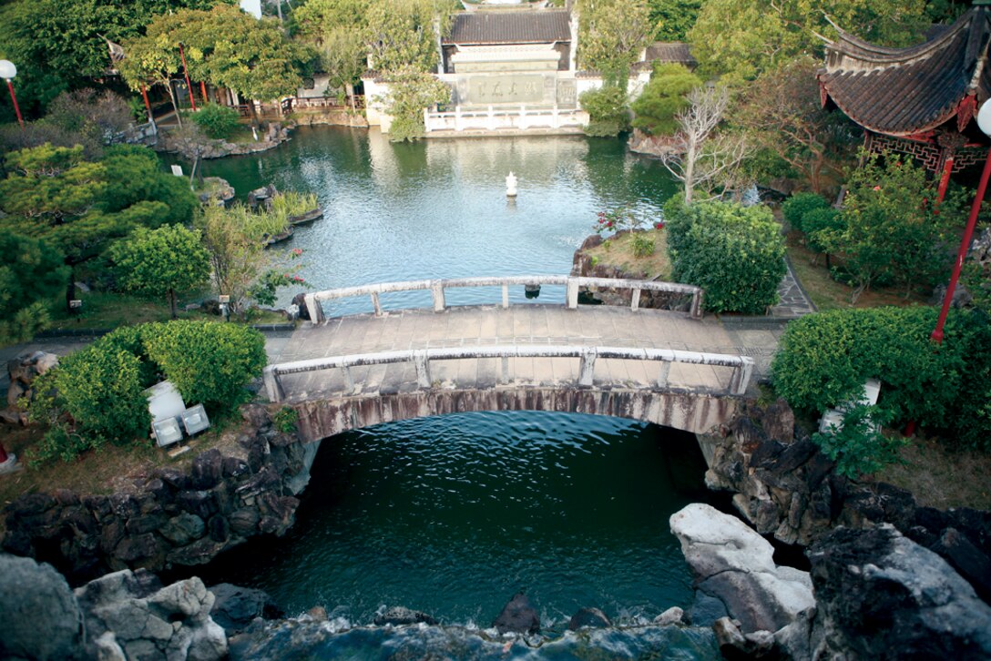 The top of the waterfall offers an expansive view of Fukushu-en but leaves part of it hidden in the trees. The waterfall and its surrounding rock formation also offer some innovative angles for visitors by allowing them to walk behind the waterfall and look out onto the garden through a veil of water.