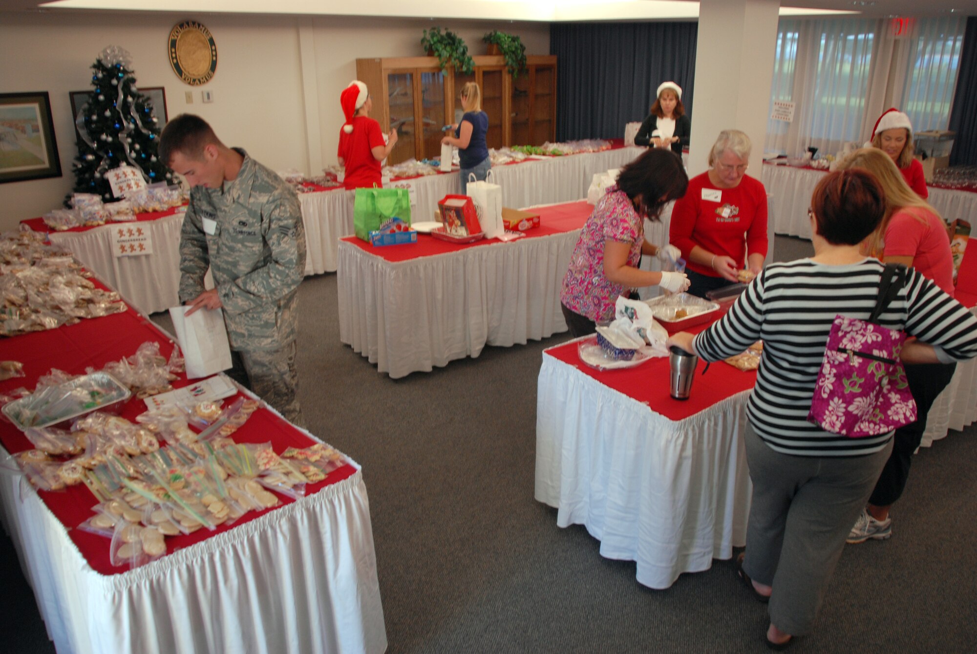 HICKAM AIR FORCE BASE, Hawaii - Volunteers seperate cookies during the annual Cookie Caper here, Dec. 10. Every year airmen living in the dorms recieve a bag of homemade cookies put together by volunteers. More than 398 airmen will recieve a bag of goodies this year. (U.S. Air Force photo/Senior Airman Gustavo Gonzalez)