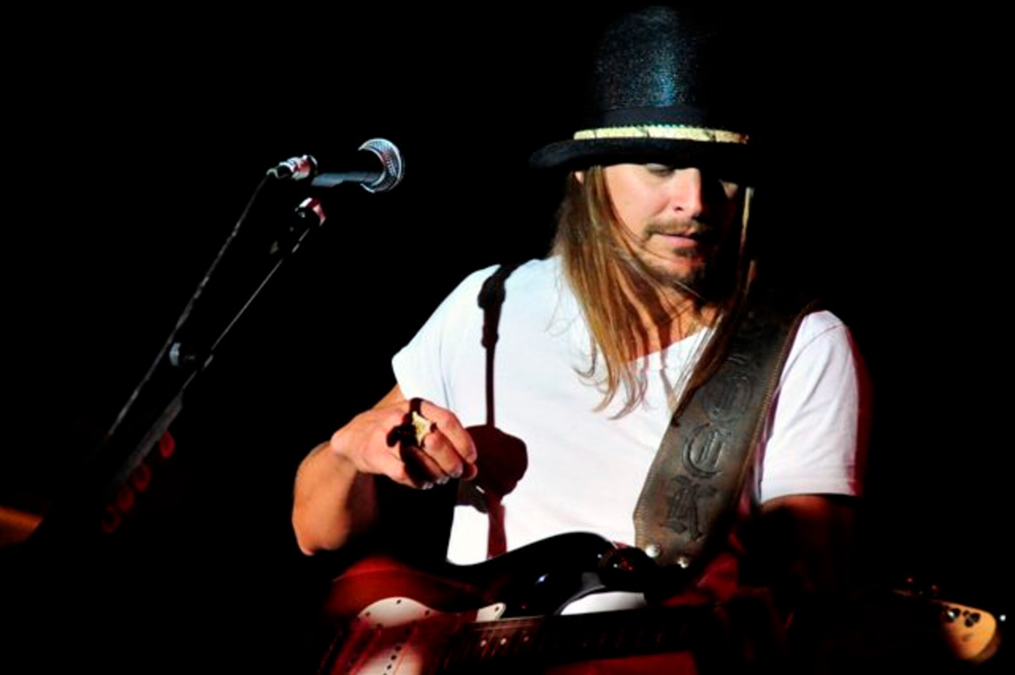 SOUTHWEST ASIA—Kid Rock performed in acoustic style for more than one thousand Airmen and Soldiers at the 380th Air Expeditionary Wing recently. Kid Rock traveled with the Twisted Brown Trucker Band, country-music singer Jesse James, and comedian Carlos Mencia. (Tech Sgt. Charles Larkin Sr)