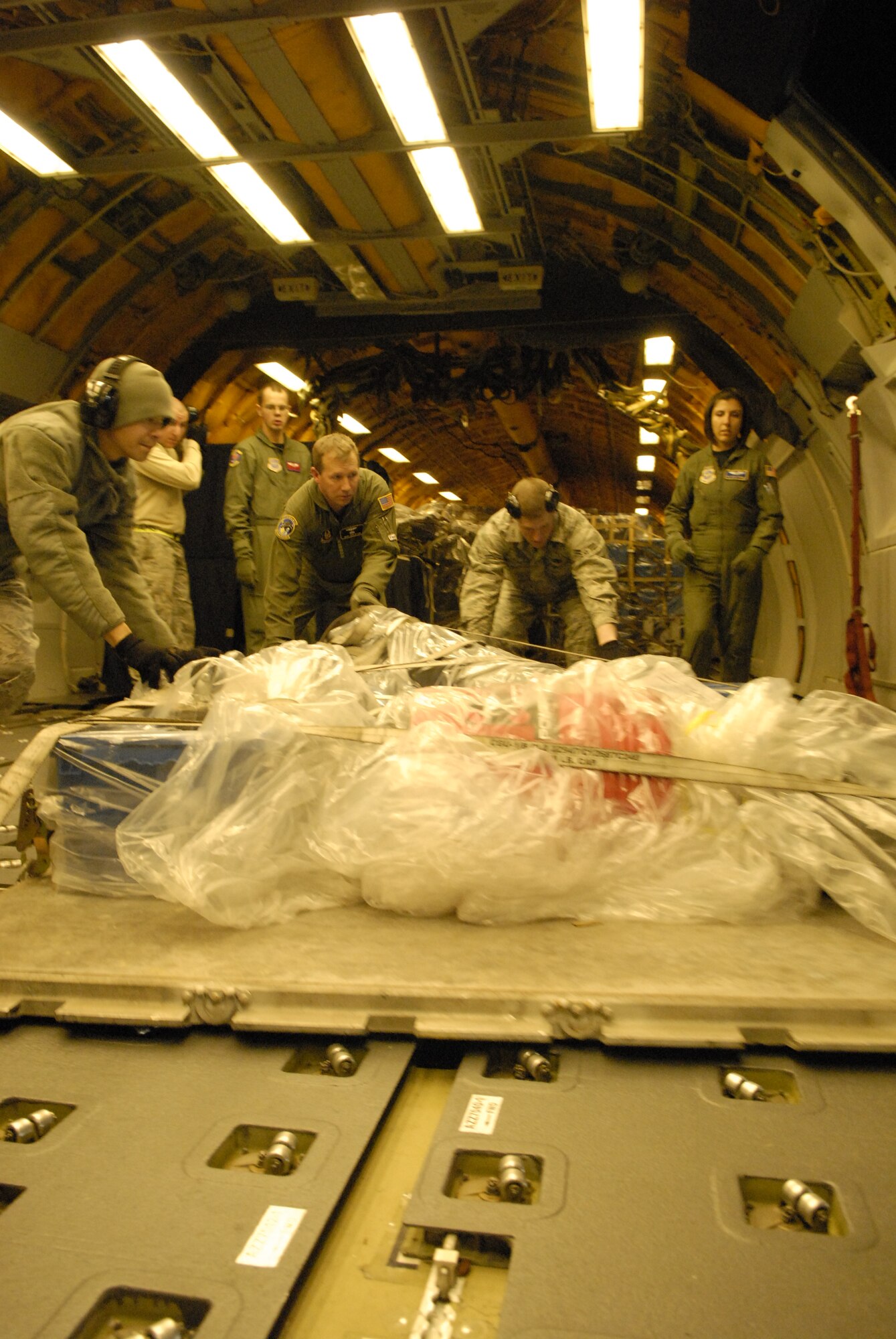 Airmen from the 6th Air Refueling Squadron and 731st Air Mobility Squadron offload a pallet from a KC-10 Extender at Osan Air Base, Republic of Korea Dec. 14. (U.S. Air Force Photo by Master Sgt. Marlin Zimmerman) 