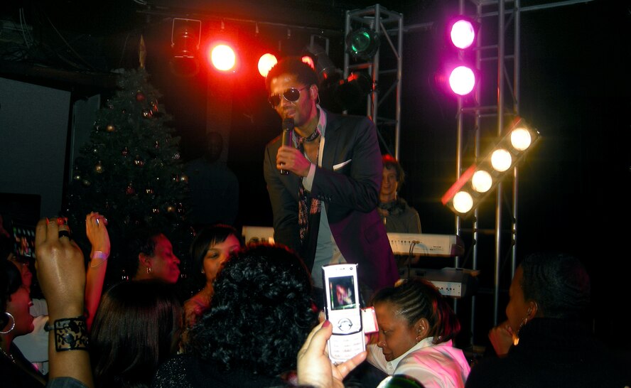 Grammy-nominated R&B singer Eric Benet performs at the Challenger Club at Osan Air Base, Reublic of Korea Dec. 12. (U.S. Air Force photo/Staff Sgt. Terri Barriere)
