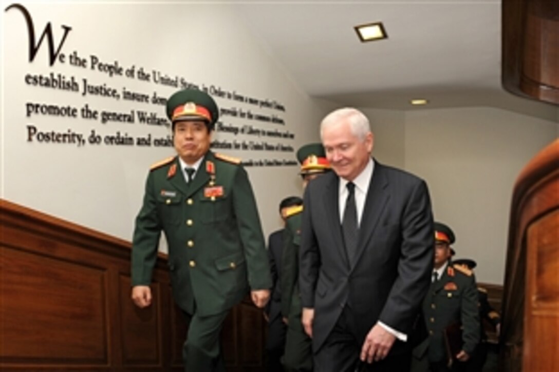 U.S. Defense Secretary Robert M. Gates, right, escorts visiting Vietnamese Minister of National Defense Gen. Phung Quang Thanh, to the Pentagon dining room for a working lunch to discuss bilateral security issues, Dec. 15, 2009.