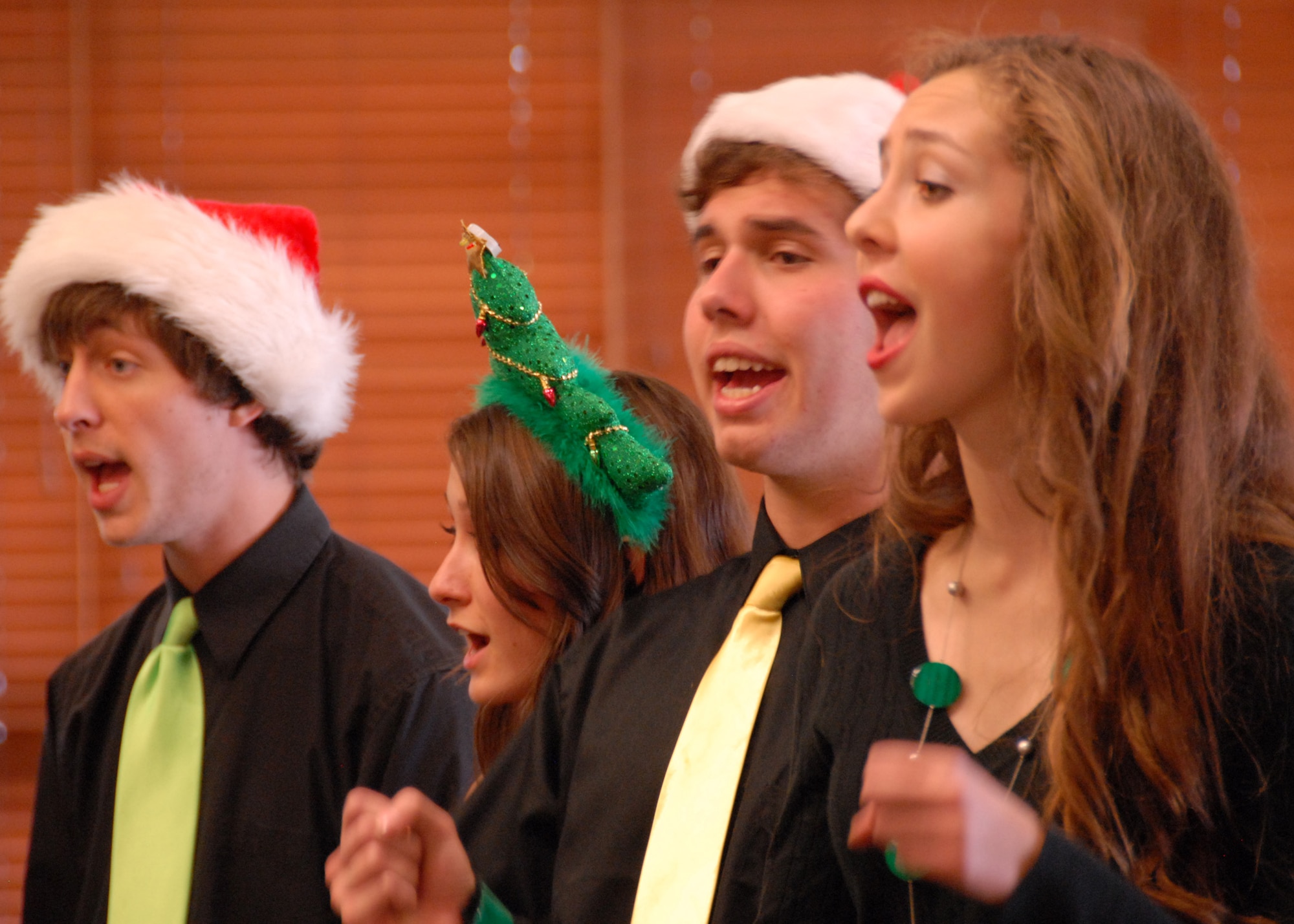 (Right to left)  Aline Rackley and William Kortbein, Rachel Guidry and Chris Dugre, members of the Niceville High School choir, Opus 1, sing Christmas carols to Eglin warriors at the dining facility Dec. 16.  The 18-member, All-State choir has performed 24 times since Dec. 1.  Eglin was just one of three concerts the choir performed Dec. 16.  The choir consists of juniors and seniors and requires extensive tryouts to make the team.  (Air Force photo/ Samuel King Jr.)