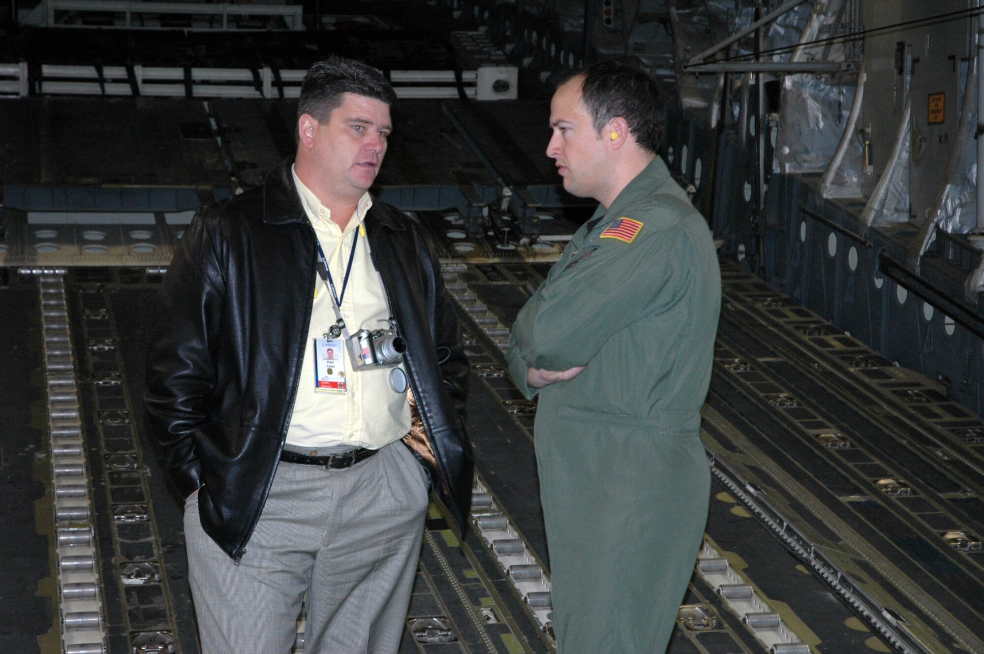 Staff Sgt. Robert Palmer discusses the mission with Houston Cass during a civic leader flight on Dec. 16, 2009. (U.S. Air Force photo/Tech. Sgt. Jeff Kelly)